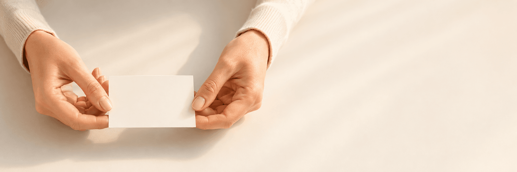 Deux mains présentent une carte blanche